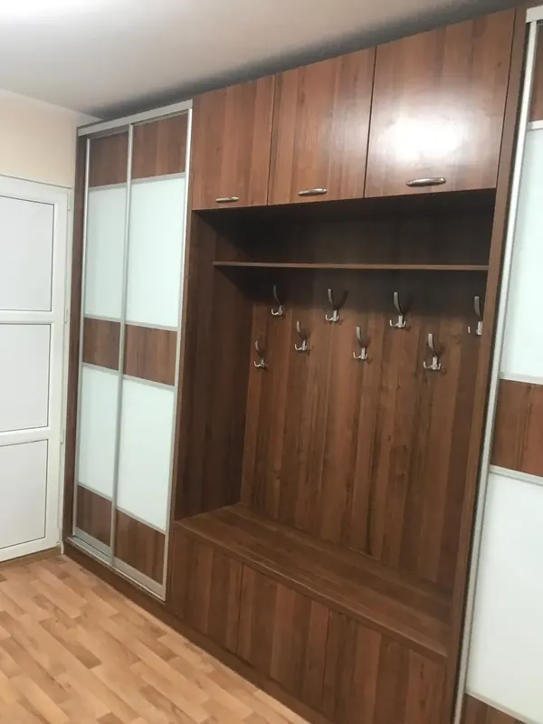 Шкаф-купе «Аскет»: прихожая, дерево и белое стекло, открытая вешалка