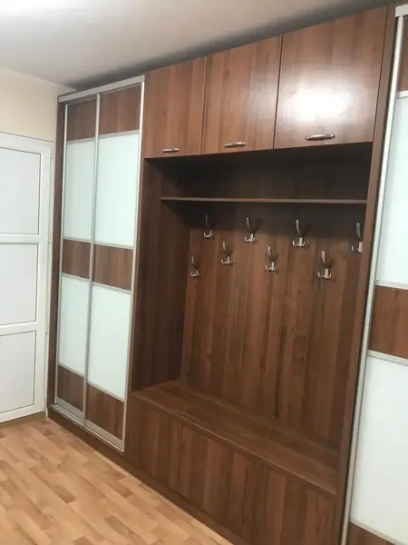 Шкаф-купе «Аскет»: прихожая, дерево и белое стекло, открытая вешалка